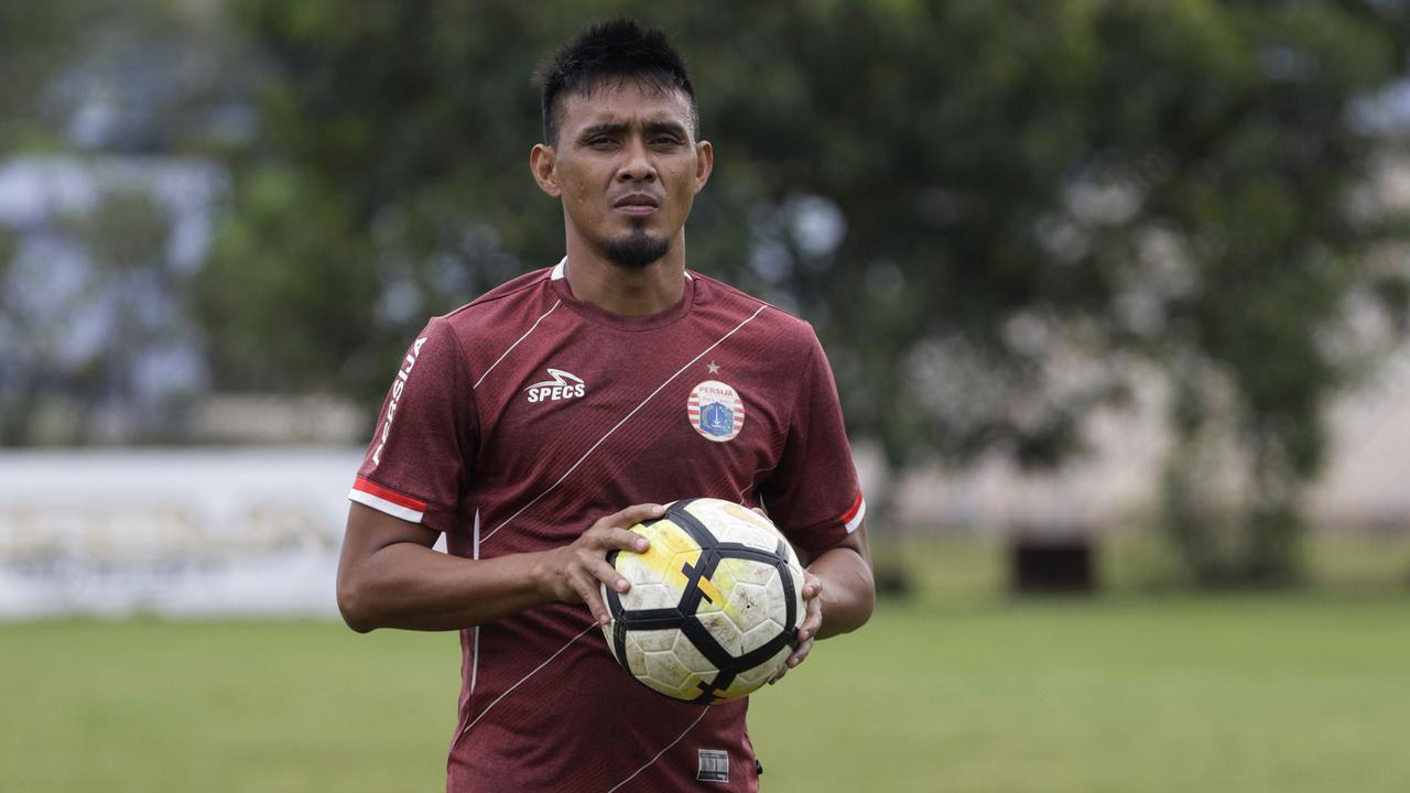 Pemain Persija Jakarta, Maman Abdurrahman, memegang bola. (Bola.com/Yoppy Renato)