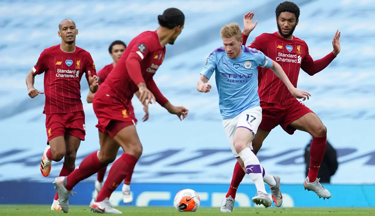 Gelandang Manchester City, Kevin De Bruyne menggiring bola melewati para pemain Liverpool pada pertandingan lanjutan Liga Inggris  di Stadion Etihad di Manchester, Inggris (2//7/2020). City menang telak 4-0 atas Liverpool. (AFP/Pool/Dave Thompson)
