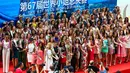 Sejumlah kontestan berpose selama pembukaan Miss World ke-67 di Sanya, Provinsi Hainan, China, (7/11). Malam final Miss World ke-67 ini akan berlangsung di Sanya pada 18 November mendatang. (AFP Photo/Str/China Out)