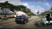 Pengendara motorsport terpental jauh setelah menabrak mobil yang berhenti di bahu jalan (Youtube/yourtvid)