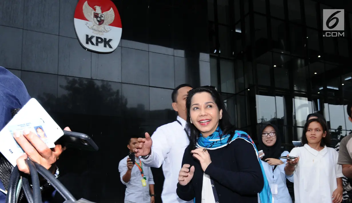 Penyanyi Istiningdiah Sugianto atau Iis Sugianto (tengah) keluar dari Gedung KPK usai diperiksa, Jakarta, Senin (15/1). Iis diperiksa diperiksa sebagai saksi untuk tersangka mantan Dirut Garuda Indonesia, Emirsyah Satar. (Liputan6.com/Helmi Fithriansyah)