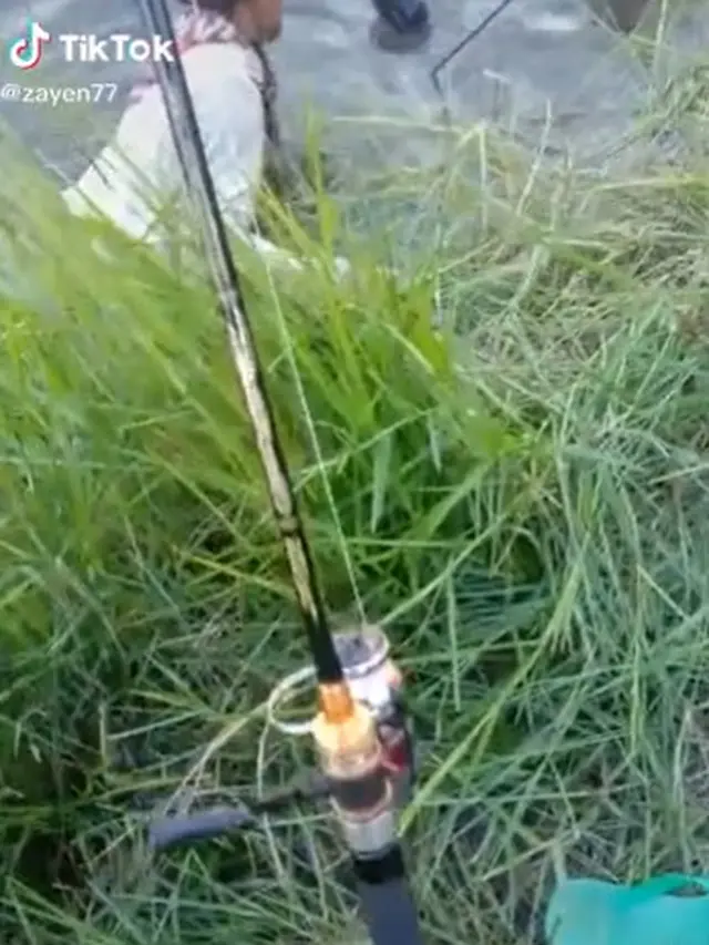 Aksi Kocak Pria Mancing di Sungai Malah Dapat Motor Ini Bikin Heran