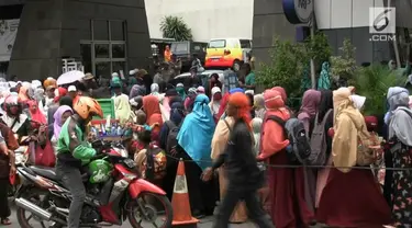 Massa aksi 299 mulai berdatangan ke lokasi demo di kawasan Senayan Jakarta Pusat.