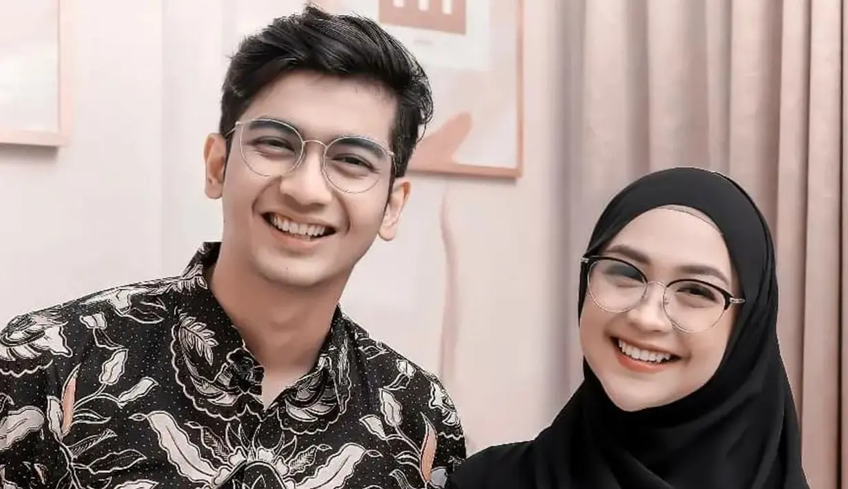 <p>Kali ini Ria Ricis dan sang suami, Teuku Ryan tampil kompak mengenakan busana hitam. Adik Oki Setiana Dewi tampak menawan memakai baju hitam polos. Sementara Teuku Ryan mengenakan batik berwarna hitam.(Liputan6.com/IG/@riaricis1795)</p>