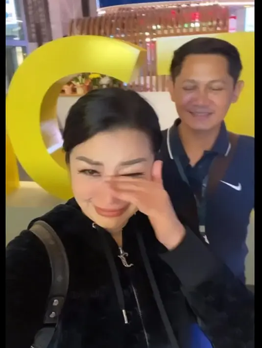 Pelantun lagu Gantengnya Pacarku itu tak kuasa menahan air matanya. Ia beberapa kali mengusap yang mulai membasahi pipi. "Halo, ayah ada yang nangis ya," [Instagram/fitricarlina]