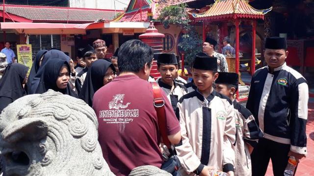 Novotel mengajak anak-anak dari Pondok Pesantren Amanatul Huda, Tajur, Ciledug Kota Tangerang, berwisata di kawasan pemukiman pecinaan tua di Kali Pasir, Kota Tangerang. (Mita/Liputan6.com)