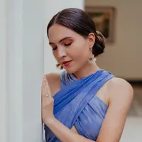 Gaya Pemotretan Olivia Jensen di Pinggir Pantai Bernuansa Biru. (Sumber: Instagram/oliviajensen)