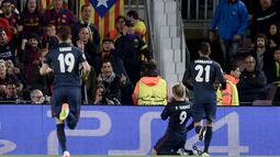 Ekspresi striker Atletico Madrid, Fernando Torres, setelah mencetak gol ke gawang Barcelona pada leg pertama perempat final Liga Champions di Stadion Camp Nou, Rabu (6/4/2016) dini hari WIB. (AFP/Josep Lago)