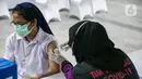 Petugas kesehatan menyuntikan vaksin COVID-19 kepada seorang pemuka agama di Mesjid Istiqlal, Jakarta, Selasa (23/2/2021). Pemuka agama yang mengikuti vaksinasi ini mencapai ribuan orang. (Liputan6.com/Faizal Fanani)
