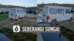 Aksi menegangkan dilakukan oleh mobil yang satu ini karena menyebrangi sungai hanya bermodalkan dua batang pohon.