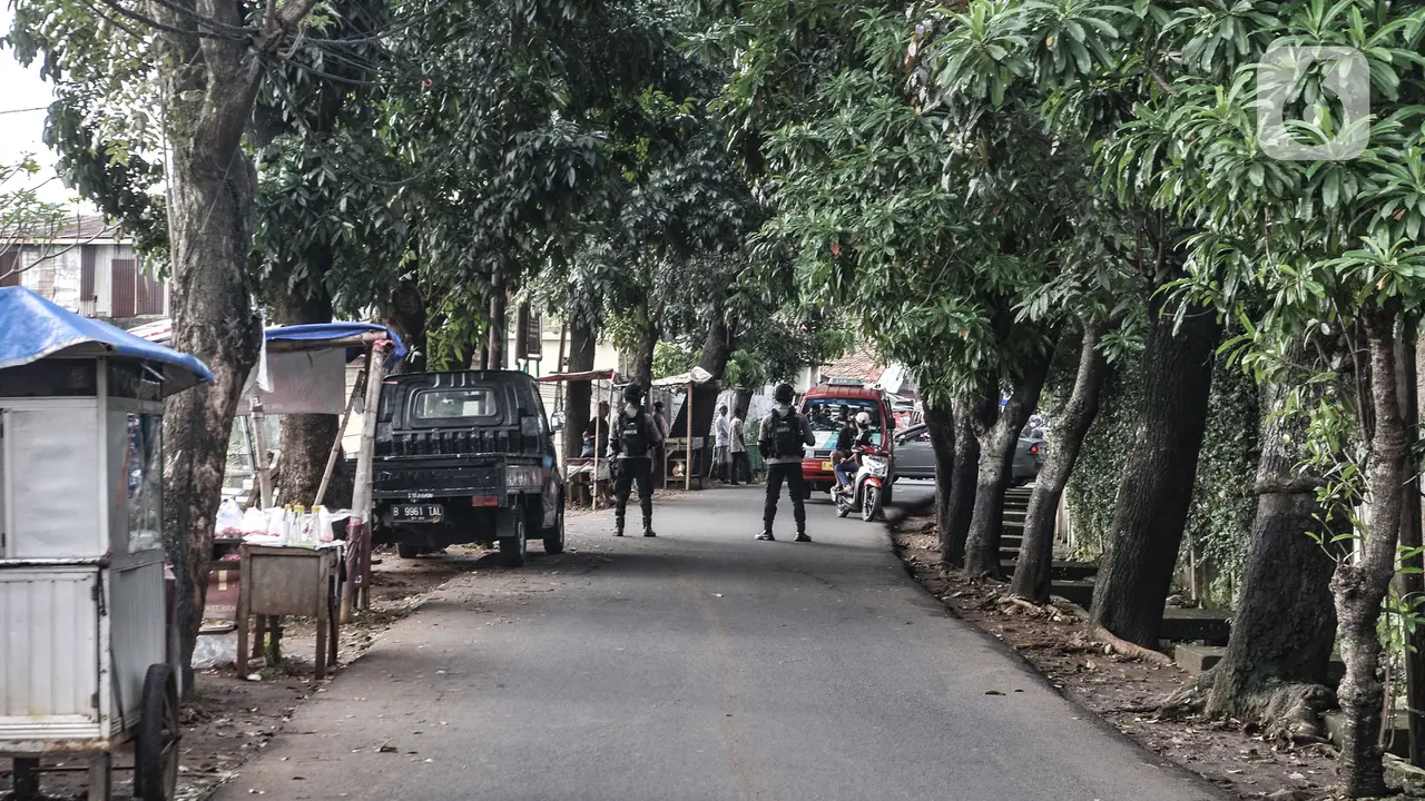 Tim Gegana Polri Amankan Barang Bukti di Rumah Milik Terduga Teroris