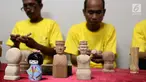 Sejumlah penghuni lapas tengah memebuat boneka kayu dan bidak catur di lapas Kelas IIA Narkotika Jakarta, Cipinang, Jakarta, Sabtu (9/9). Beragam aktivitas dilakukan oleh warga binaan Rutan Cipinang mengisi masa hukumannya. (Liputan6.com/Angga Yuniar)
