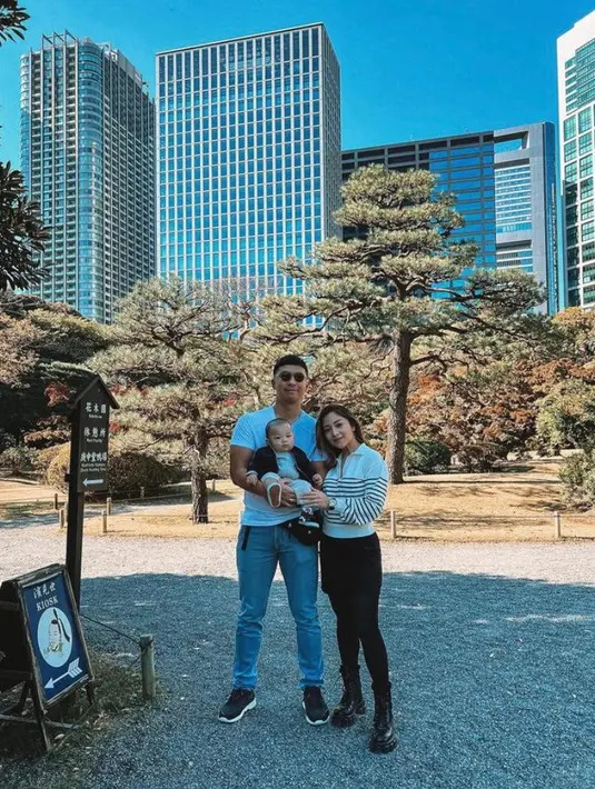 Tampil kece dengan outfit monokrom, Nikita Willy memadukan stripe knit top, mini skirt dan long pants nuansa monokrom. Makin kece, ia melengkapi penampilannya dengan sepatu boots. [IG:indpriw].