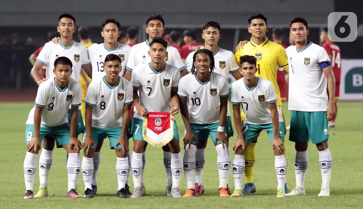 Pemain Timnas Indonesia U-19 jelang melawan Vietnam U-19 pada kualifikasi grup A Piala AFF U-19 2022 di Stadion Patriot Candrabhaga, Bekasi, Jawa Barat, Sabtu (2/7/2022). Timnas Indonesia U-19 gagal membungkam Vietnam U-19 setelah bermain imbang 0-0. (Liputan6.com/Helmi Fithriansyah)