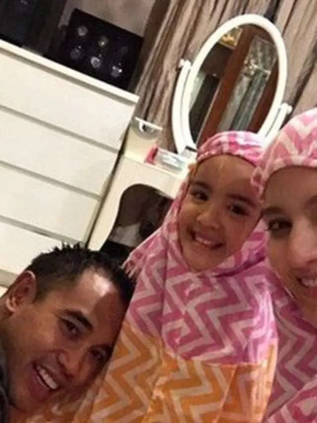 5 Potret Nia Ramadhani dan Mikhayla Kompak Pakai Mukena, Disebut Makin Mirip