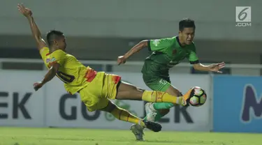 Pemain Bhayangkara FC, Jajang Mulyana (kiri) berusaha merebut bola dari Erwin Ramdani (PS TNI) saat lanjutan Liga 1 Indonesia di Stadion Pakansari, Kab Bogor, Minggu (3/9). Bhayangkara FC unggul 1-0. (Liputan6.com/Helmi Fithriansyah)