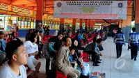 Sejumlah penumpang saat menunggu bus di Terminal Kampung Rambutan, Jakarta, Senin (23/3/2015). Jonan melakukan uji kelayakan terhadap bus Antar Kota Antar Provinsi (AKAP). (Liputan6.com/Yoppy Renato)