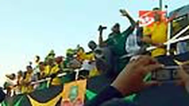 Jelang pertandingan pertama, tim tuan rumah Afsel parade berkeliling Kota Johanesburg. Acara ini dimaksudkan guna menyatukan dukungan rakyat Afsel.