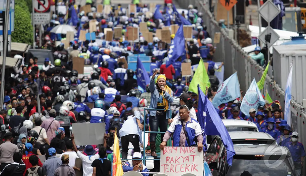 Seorang peserta demo melakukan orasi di atas sebuah mobil, Jakarta. (Liputan6.com/Faizal Fanani)