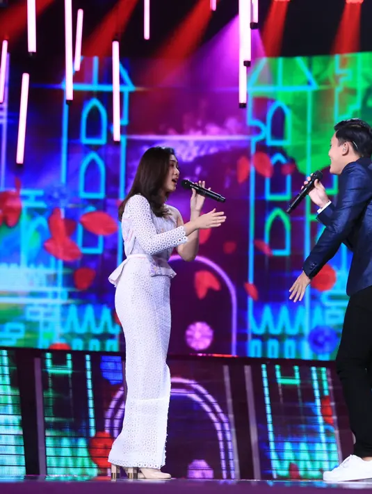 Isyana Sarasvati dan Rizky Febian berkolaborasi dalam malam puncak perayaan ulang tahun Indosiar yang ke 22 tahun. Konser berlangsung di Jakarta Convention Centre, Jakarta Pusat, Rabu (11/1/2017). (Adrian Putra/Bintang.com)