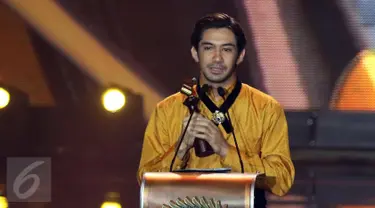 Aktor Reza Rahadian meraih penghargaan sebagai Pemeran Utama Pria Terpuji Festival Film Bandung (FFB) 2016 lewat perannya dalam film My Stupid Boss, di Monumen Perjuangan Rakyat Jawa Barat, Sabtu (24/9). (Liputan6.com/Herman Zakharia)