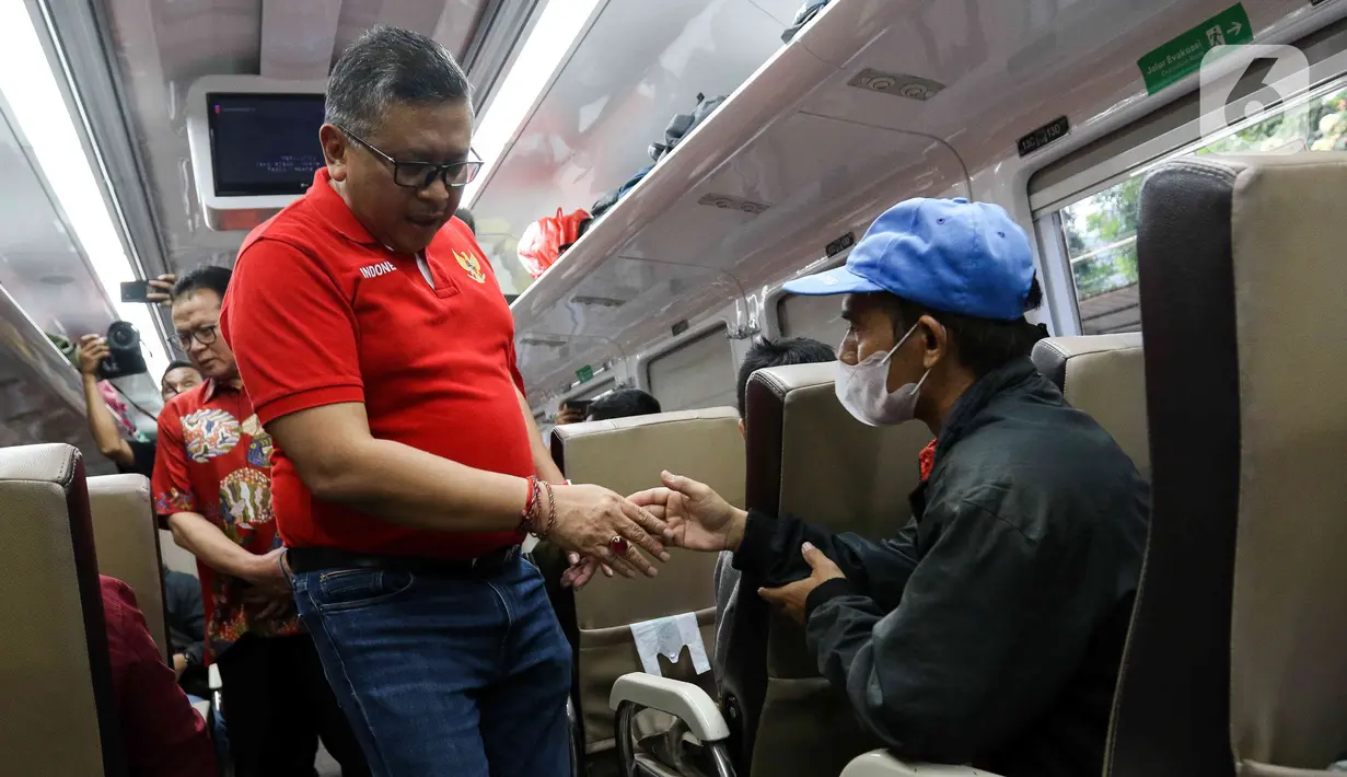 Ratusan penumpang yang akan mudik Lebaran ini difasilitasi oleh PDI Perjuangan dengan total sembilan gerbong. (Liputan6.com/Herman Zakharia)