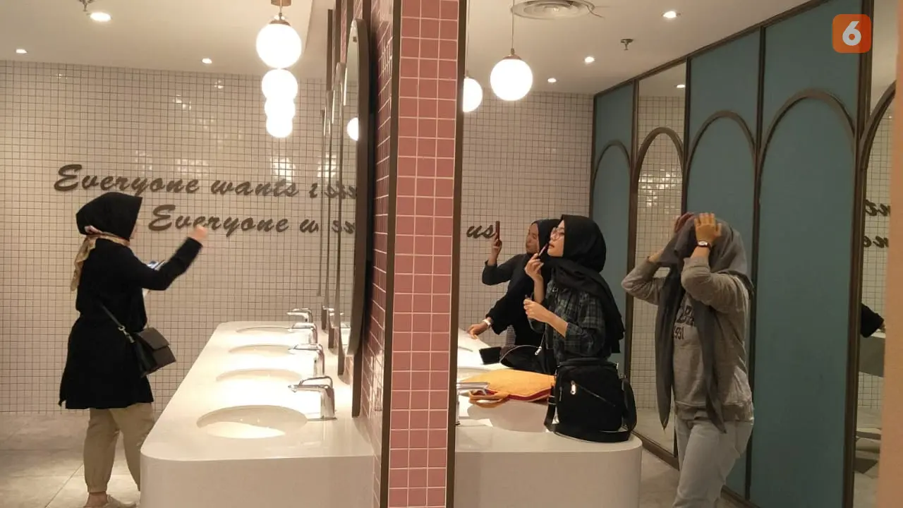 Kamar mandi perempuan dengan desain cantik di CGV, Grand Indonesia, Jakarta Pusat (dok. Liputan6.com/Adhita Diansyavira)