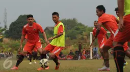 Penggawa Persija, Ismed Sofyan (kedua kiri) menggiring bola saat latihan di NYTC, Sawangan, Depok, Senin (2/11/2015). Latihan ini persiapan jelang turnamen Piala Jenderal Sudirman, 14 November mendatang. (Liputan6.com/Helmi Fithriansyah)  
