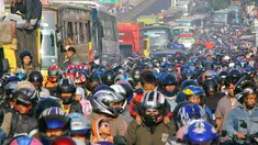 Perjalanan yang panjang akan dialami bagi para pemudik yang akan menempuh jalan darat. Bahaya pun mengintai saat di perjalanan. Berikut 6 tips agar mudik aman dan nyaman