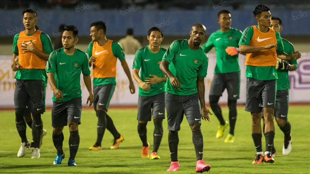 Para pemain Timnas Indonesia melakukan latihan jelang laga persahabatan melawan Malaysia di Stadion Mahanan, Solo, Jawa Tengah, Senin (5/9/2016). (Bola.com/vitalis Yogi Trisna)