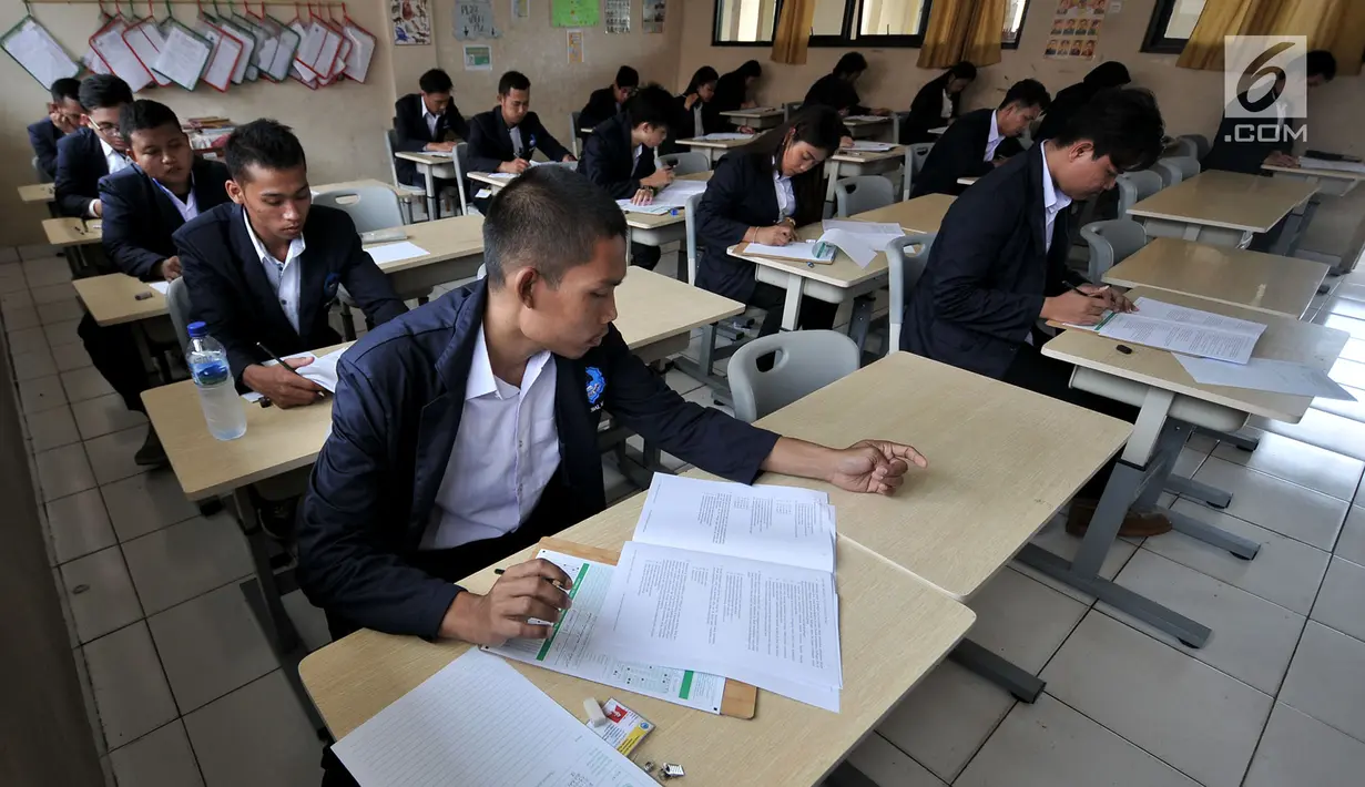 Suasana Ujian Sekolah Berbasis Komputer (USBK) Paket C di Gedung SDN 03 Sumur Batu, Kemayoran, Jakarta, Kamis (21/3). USBK Paket C di Kecamatan Kemayoran diikuti oleh 359 peserta. (merdeka.com/Iqbal Nugroho)