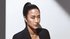 Chef Renatta tampil memukau saat menjadi model sampul majalah Harper's Bazaar Indonesia. Koki selebriti ini tampak mengenakan busana hitam dengan aksesori berupa kalung rantai emas yang membuat penampilannya semakin elegan. Sementara itu, rambutnya ditata rapi dengan gaya kuncir kuda. (Liputan6.com/IG/@renattamoeloek)
