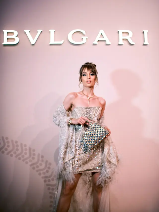 6 Potret Glamor Cinta Laura di Bvlgari Exhibition Shanghai, Momen Anne Hathaway Cium Tangannya Jadi Sorotan