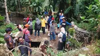 Perwakilan Pemda dan DPRD Kebumen serta masyarakat melihat langsung Kali Sirah, sungai yang mengalir dari mata air Gua Pucung (Liputan6.com/Perpag/Muhamad Ridlo)