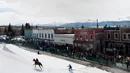 Seorang joki menarik pemain ski salju saat mengikuti kompetisi Leadville Ski Joring ke-70 di Leadville, Colorado (3/3). (AFP Photo/Jason Connolly)