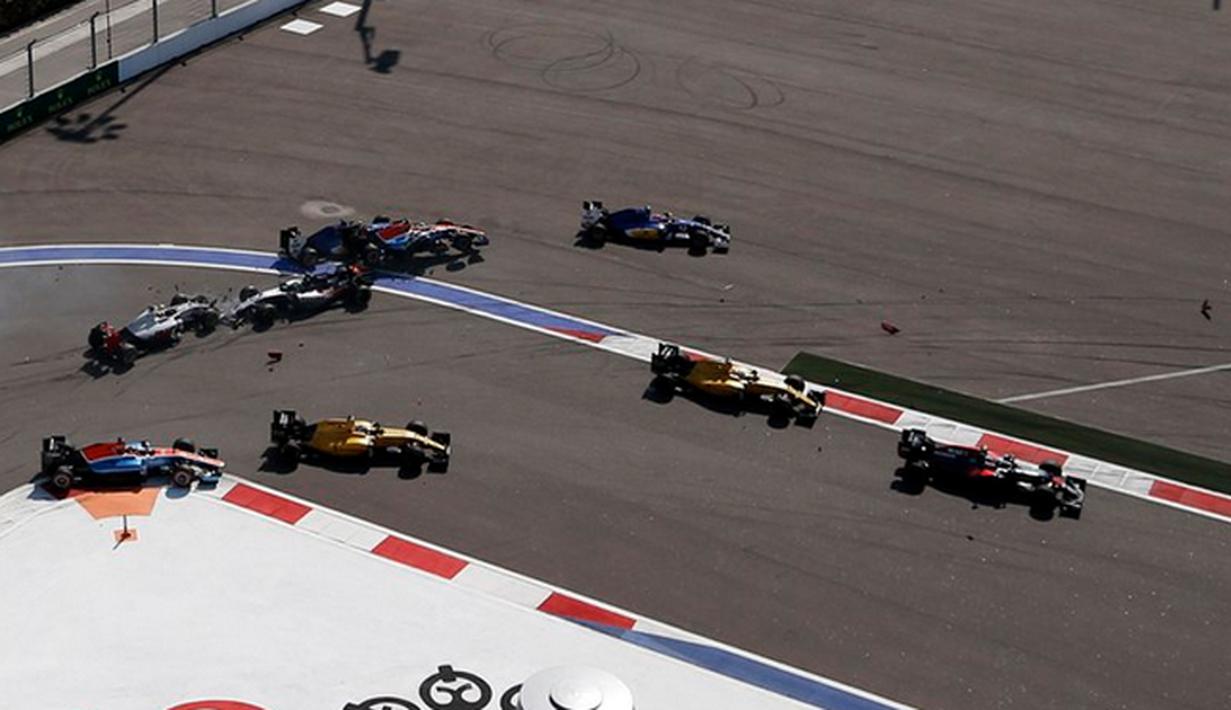 Rio Haryanto jelang ditabrak pebalap Force India, Nico Hulkenberg, di tikungan kedua lap pertama dalam F1 GP Rusia di Sirkuit Sochi Autodrom, Rusia, Minggu (1/5/2016). (Bola.com/Twitter/F1)