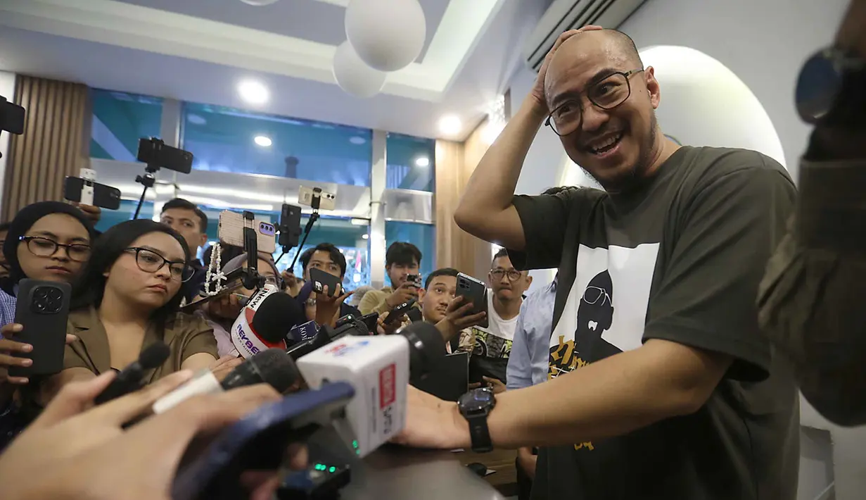 Sebelumnya, nama Pandji Pragiwaksono mulai diperbincangkan setelah Mens Rea, pertunjukan stand up comedynya yang digelar di Indonesia Arena, Jakarta, pada 30 Agustus 2025, ditayangkan di Netflix pada 27 Desember 2025. Tampak dalam foto, komika, Pandji Pragiwaksono saat menjawab pertanyaan pewarta di Gedung Majelis Ulama Indonesia (MUI), Jakarta, Selasa (3/2/2026). (Kapanlagi.com/Budy Santoso)