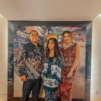 Potret Ardi Bakrie, Mikhayla Bakrie dan Nia Ramadhani. (Foto: Instagram/ramadhaniabakrie)