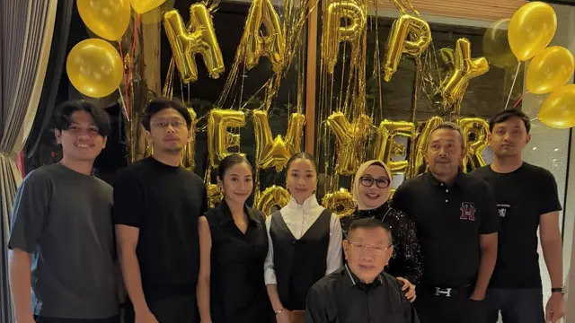 Nikita Willy saat Rayakan Tahun Baru 2026 Bersama Keluarga Besar dengan dresscode hitam. [@yorafebrina]