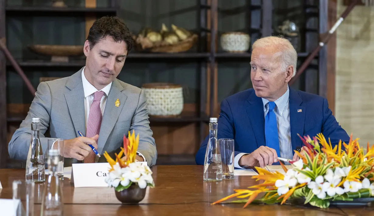 Presiden AS, Joe Biden menatap Perdana Menteri Kanada Justin Trudeau dalam pertemuan darurat para pemimpin G7 dan NATO di Bali, Rabu (16/11/2022). Para pemimpin dari Amerika Serikat, Jerman, Kanada, Belanda, Jepang, Spanyol, Italia, Prancis, dan Inggris ikut berpartisipasi dalam pertemuan tersebut. (Doug Mills/The New York Times via AP, Pool)