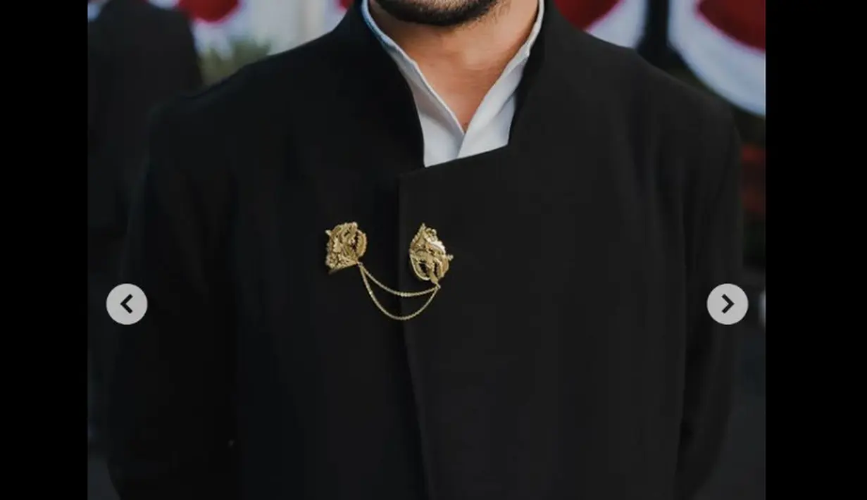 Reza Rahadian memakai bros rancangan Tulola Designs. (Foto: Arman Febryan via hagaipakan on Instagram)