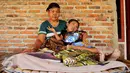 Indrawan saat digendong neneknya untuk bersantai didepan rumah, Kampung Katimaha, Bekasi, Jawa Barat, (11/7).Waktu diperiksa umur bocah itu baru 3 bulan dan perilakunya berbeda dengan bocah normal lainnya. (Liputan6.com/Gempur M Surya)