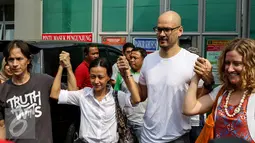 Ferdinant Tjiong (kiri) dan Neil Bantleman ditemani para istri saat bebas dari penjara Cipinang, Jakarta (14/8/2015). Pengadilan Tinggi Jakarta memutuskan membebaskan dua guru JIS terkait kasus dugaan kekerasan seksual. (Liputan6.com/Yoppy Renato)