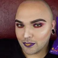 Bagaimana jadinya bila warna bungkusan snack dijadikan panduan untuk makeup? 