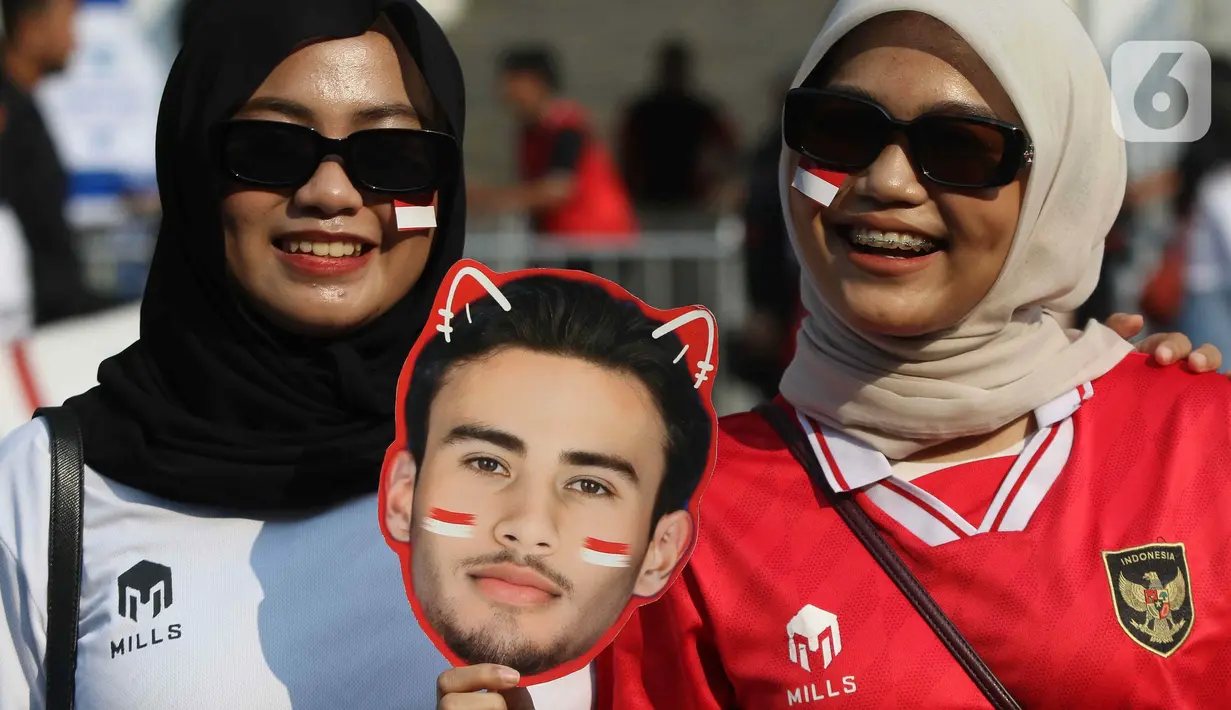 Banyaknya pemain naturalisasi memancing minat suporter wanita untuk melihat langsung laga timnas Indonesia. (Liputan6.com/Herman Zakharia)