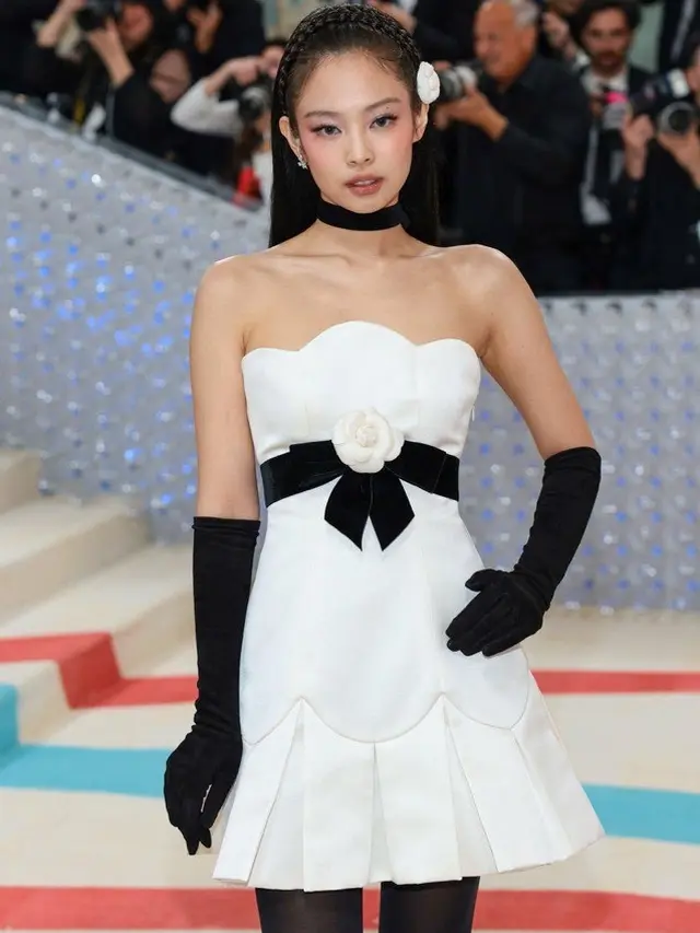 Pesona Jennie Blackpink untuk Pertama Kalinya Hadir di Met Gala
