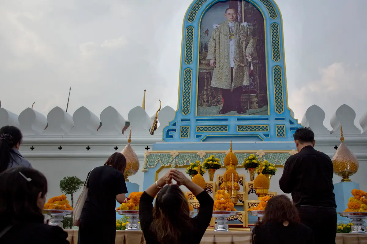 Peringati Setahun Wafatnya Raja Bhumibol, Warga Thailand Beri Penghormatan