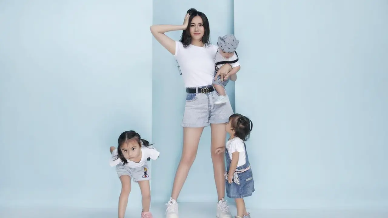 Cleopatra eks JKT48 bersama anak (Instagram/ratucleopatra20)