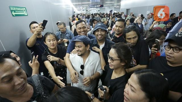 [Fimela] Tompi dan Glenn Fredly Ngamen