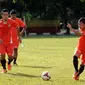 Pemain lawas Persija Jakarta, Ismed Sofyan (kanan) ikut belatih bersama di lapangan Yon Zikon 13/KE, Jakarta, (23/22/2014). (Liputan6.com/Helmi Fithriansyah)